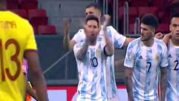 Messi aplaude en la cara de yerry mina