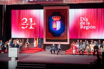 El presidente de Castilla-La Mancha, Emiliano García-Page (i), durante el acto institucional del Día de Castilla-La Mancha, en el Teatro Auditorio José Luis Perales, a 31 de mayo de 2026, en Cuenca.
(Lola Pineda / Europa Press)