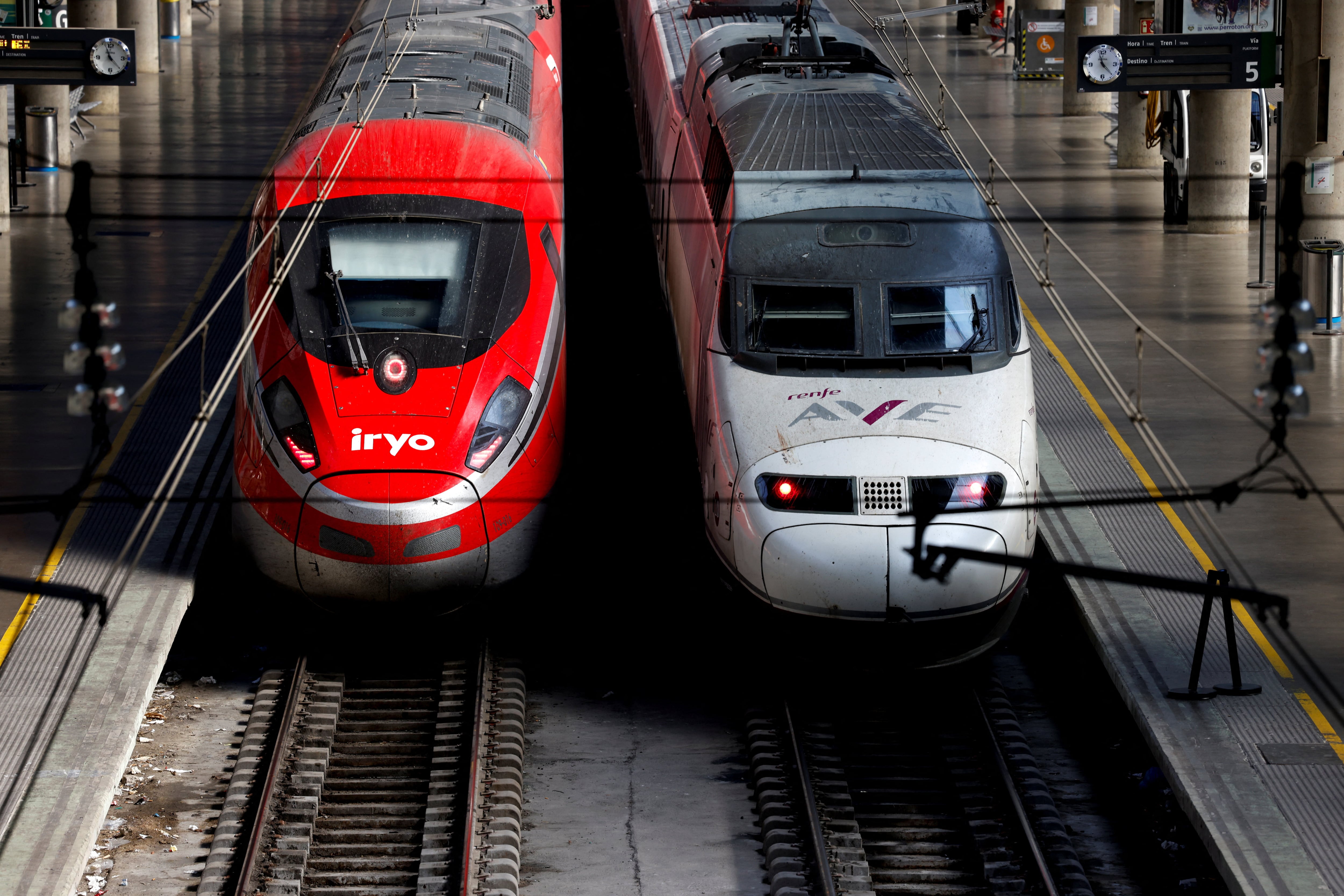 Un tren de Iryo y otro AVE de Renfe se encuentran parados en la estación de Sevilla Santa Justa, en medio de retrasos y cancelaciones de trenes tras la colisión de dos trenes de alta velocidad de las mismas compañías entre las localidades de Mora y Orgaz, en Sevilla, Andalucía, España. 28 de octubre de 2026. REUTERS/Marcelo del Pozo