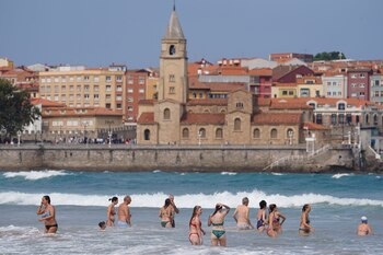 Bañistas en la playa de San Lorenzo de Gijón, este sábado. (EFE/Paco Paredes)