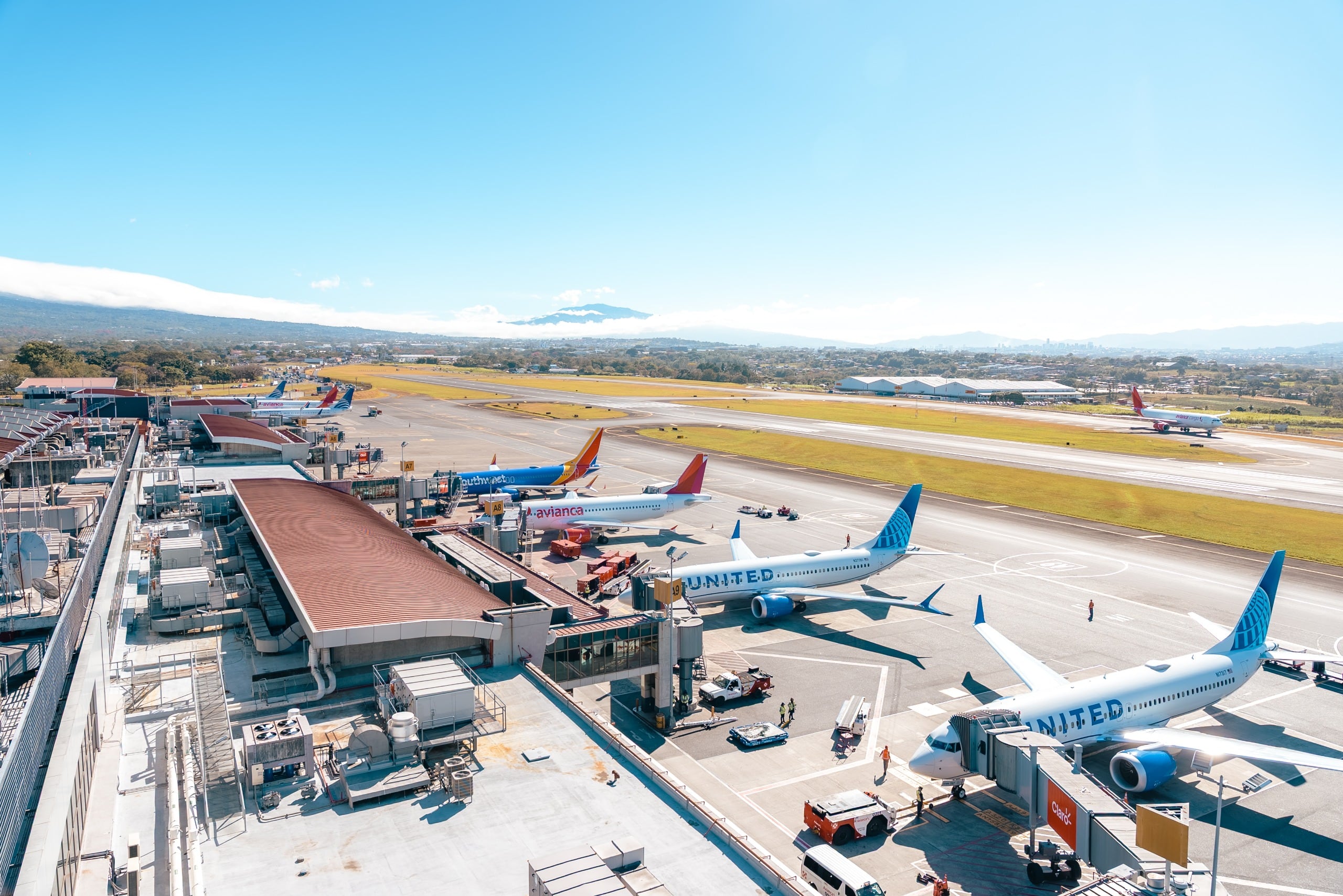 El Aeropuerto Internacional Juan Santamaría se prepara para recibir siete vuelos desviados por el cierre temporal de las operaciones aéreas en Panamá tras el terremoto de este viernes. Fuente: AERIS