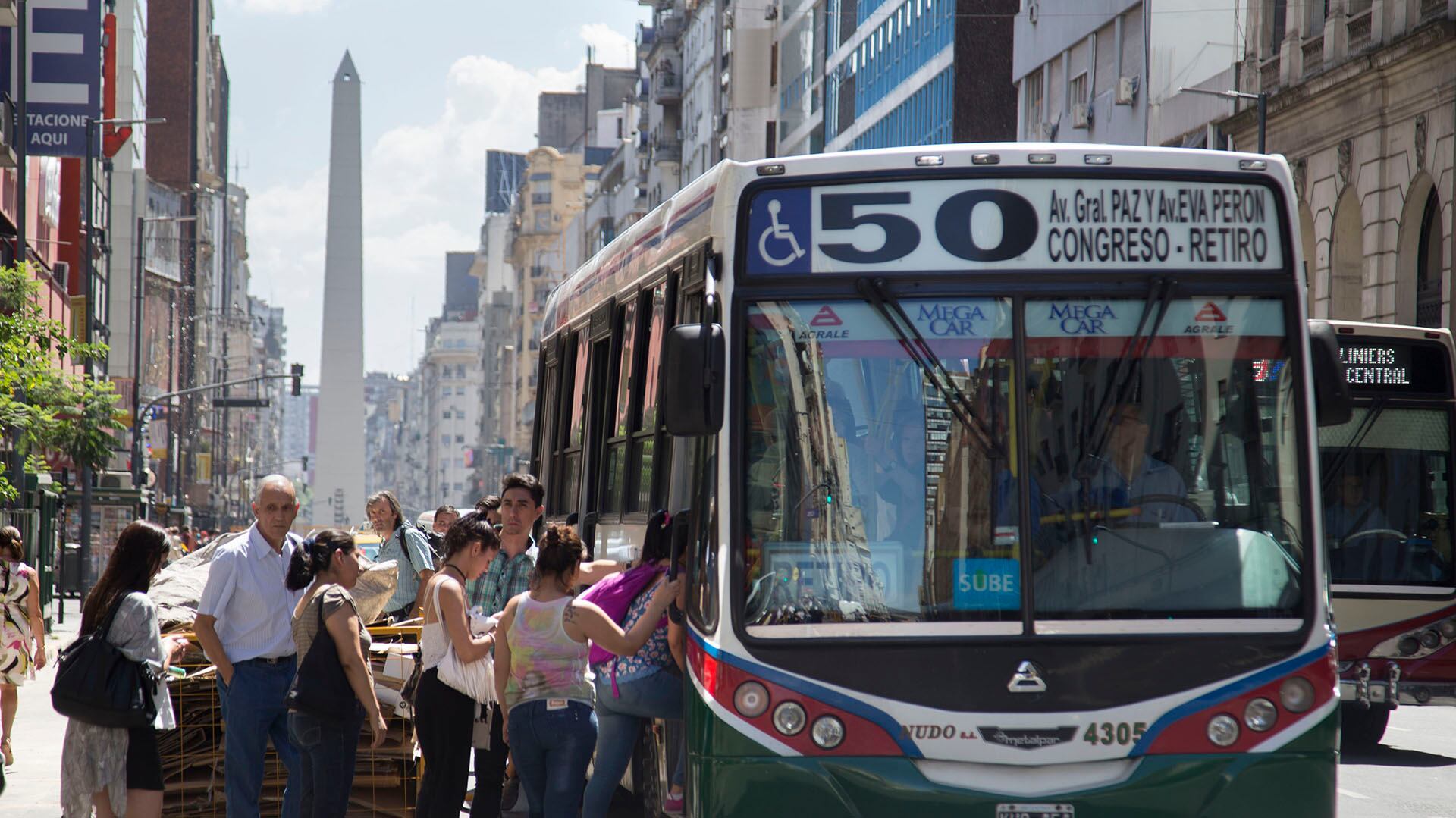 El colectivo, símbolo del transporte público argentino, cumple un rol fundamental en la vida diaria de millones de argentinos (Crédito: NA/DAMIAN DOPACIO)