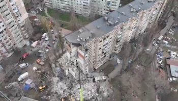 El edificio civil severamente dañado por el ataque ruso (REUTERS)