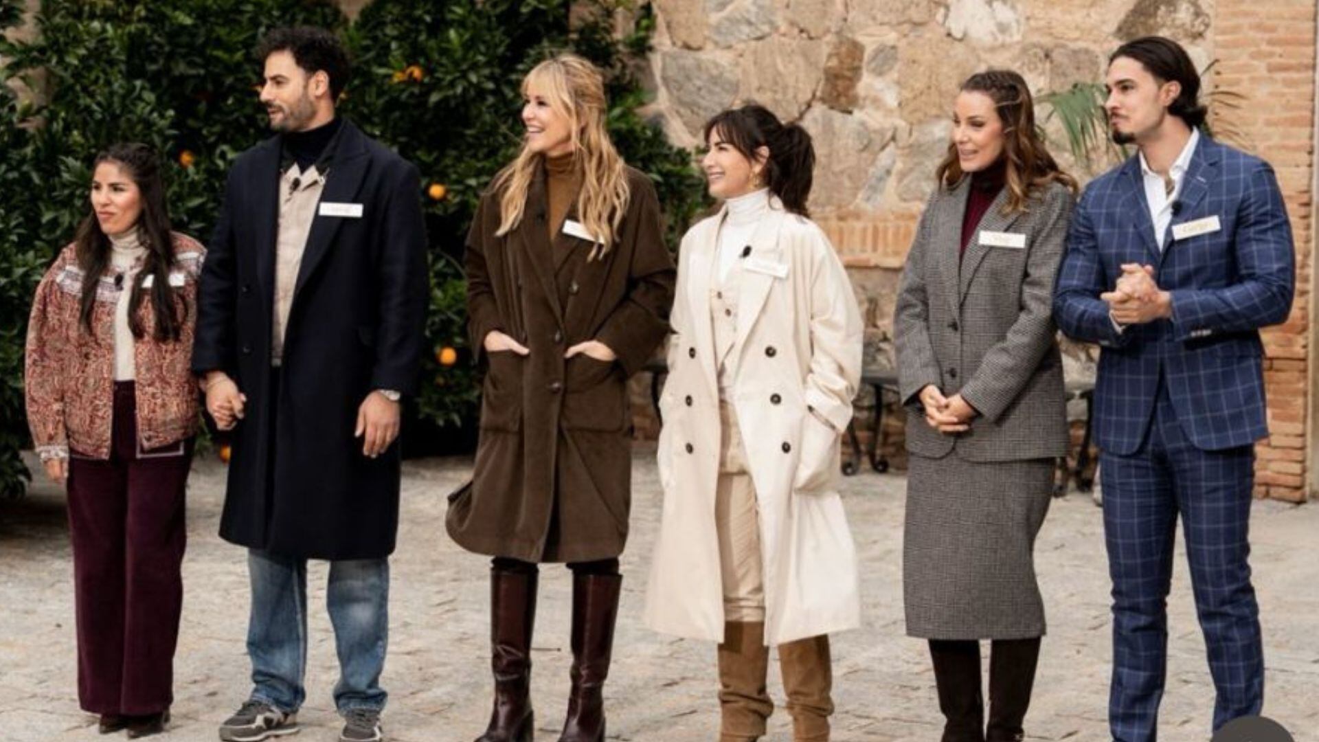 De izquierda a derecha, Isa Pantoja y Asraf Beno, las actrices Raquel Meroño y Belén López y la madre e hijo Mar Flores y Carlo Constanzia Jr., en la final del programa de RTVE. / Captura de pantalla