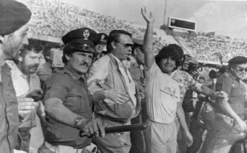 Fotografía de archivo fechada el 5 de julio de 1984 que muestra a Diego Armando Maradona durante su presentación como nuevo fichaje en Nápoles (Italia). EFE/EPA/ANSA /ARCHIVO