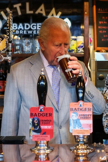 El rey Carlos III brinda con cerveza entre risas tras la derrota de Inglaterra en el Mundial 2026 (Grosby)
