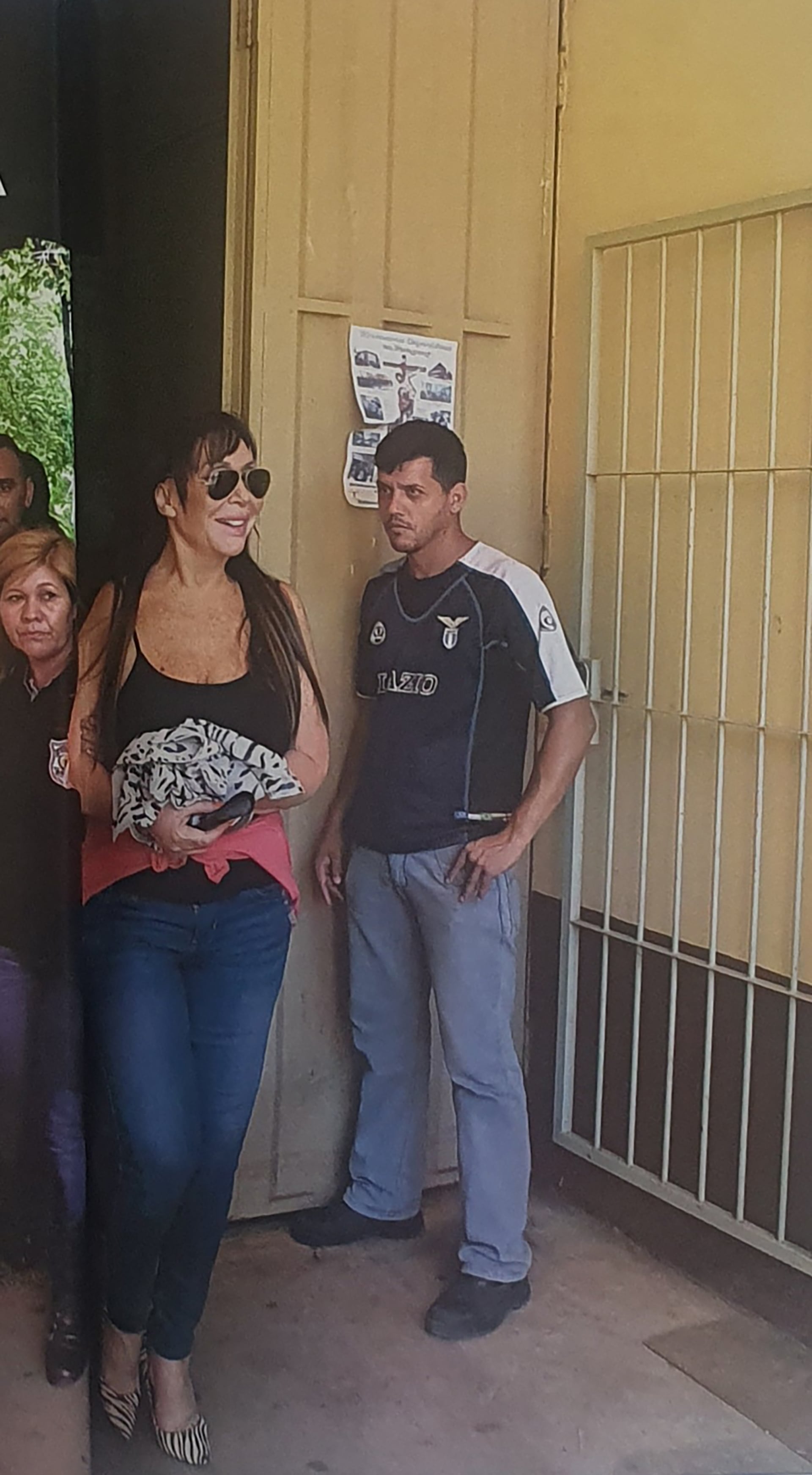 Moria con las esposas cubiertas con un foulard y stilettos con estampa de cebra, nunca perdió el glam