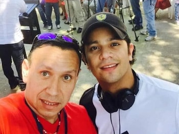 El periodista salvadoreño Henry Arana (izquierda) junto a su hijo, Carlos Darío Herrera Maldonado, en una imagen familiar previa a la tragedia (Cortesía: Noticias El Salvador).