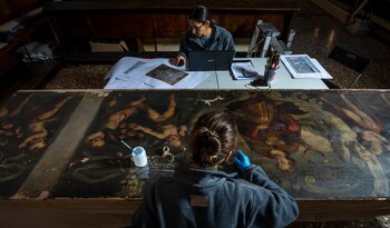 Las restauradoras Annalisa Tosatto y Alice Chiodelli trabajan en una obra de arte de 1592 en el Palacio Ducal de Venecia. (AP Foto/Domenico Stinellis)