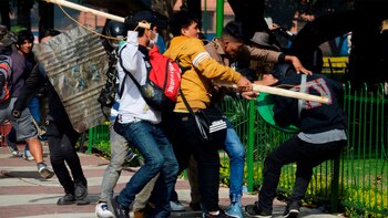 Palos, chicotes, dinamita y armas: