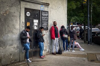 Personas esperan para buscar empleo,