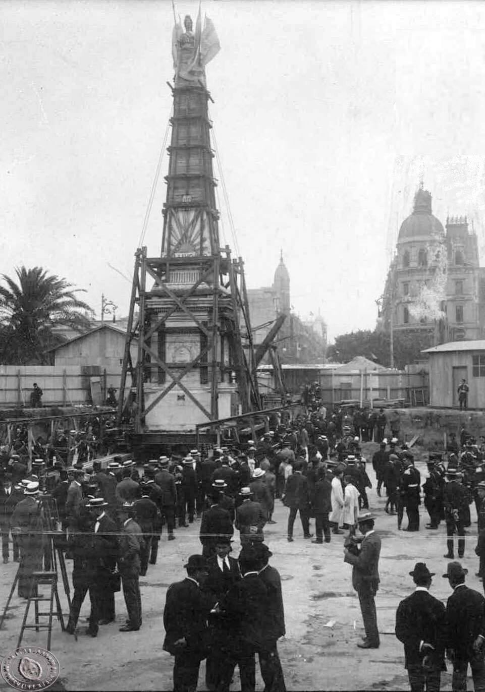 En 1912 ya tenía la imagen de la libertad en su cúspide. Foto de su traslado a su emplazamiento actual (Archivo General de la Nación)