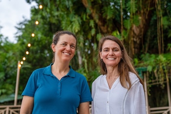 Helene Muller-Landau, investigadora del STRI, y Erika Podest, científica panameña del JPL de la NASA, lideran parte del trabajo científico del proyecto AVUELO en Panamá. Crédito: Ana Endara-STRI