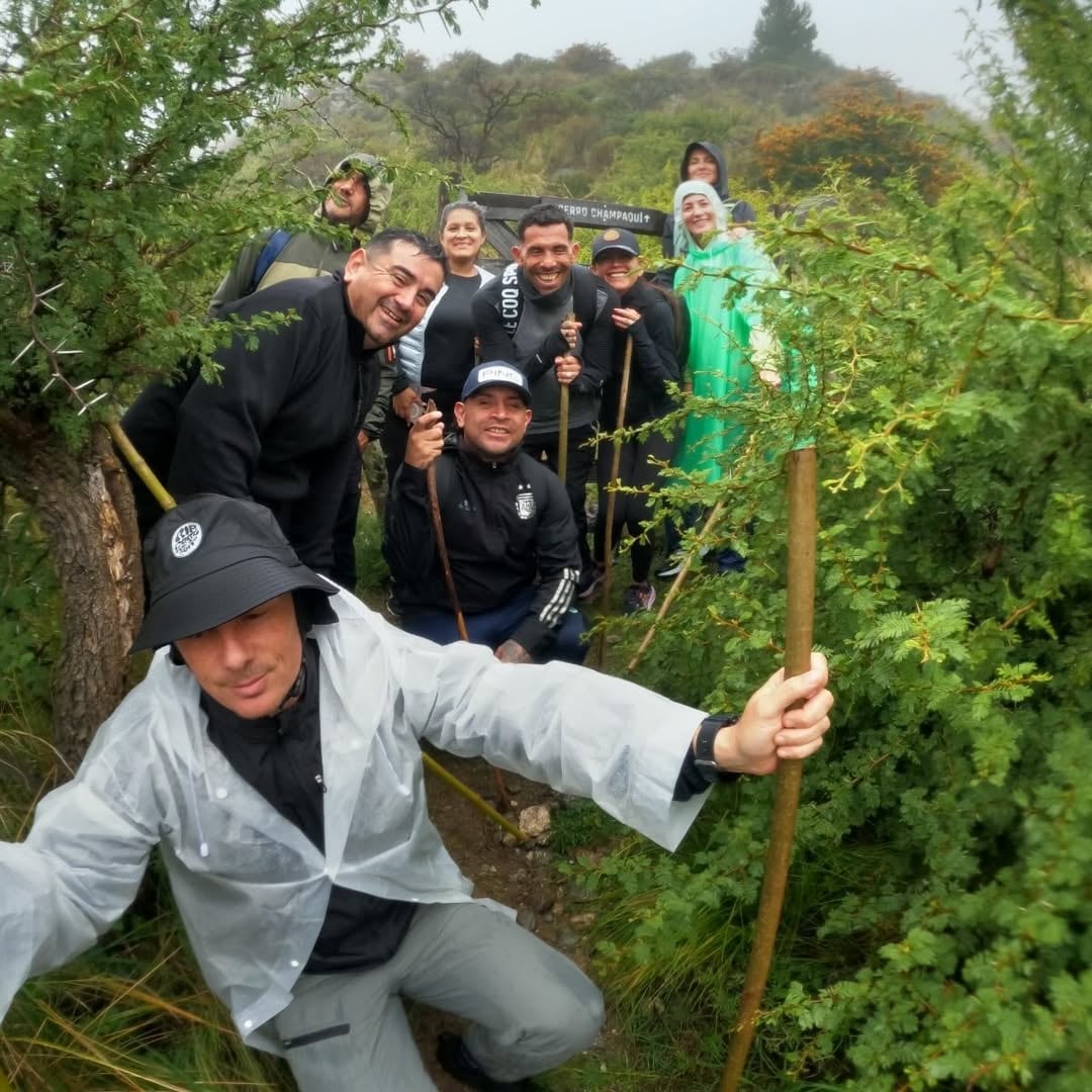 Carlos Tevez, el exfutbolista y entrenador, junto a un compañero tras subir un cerro en Córdoba