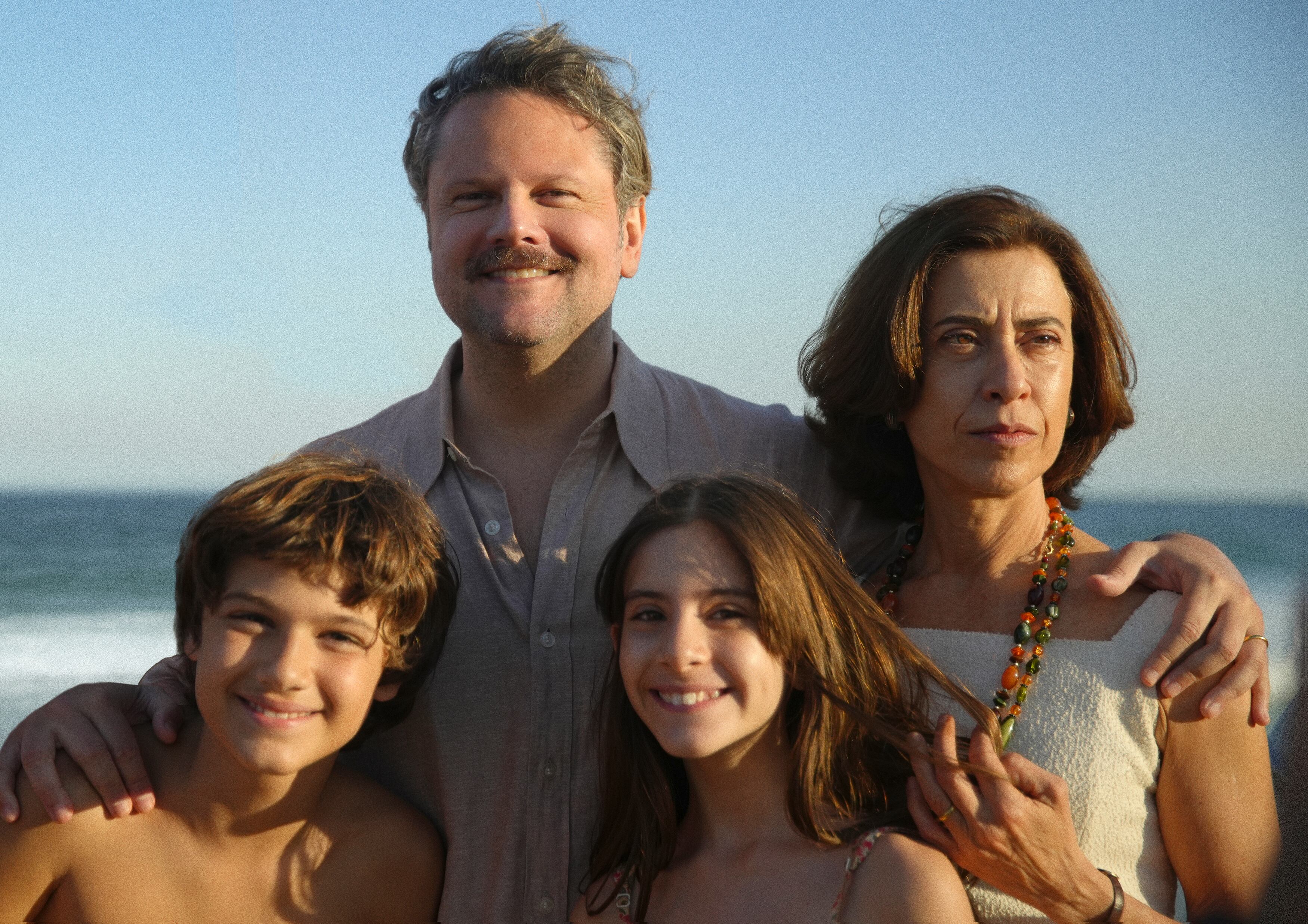 Eunice (Fernanda Torres) y Rubens Paiva (Selton Mello), junto a sus hijos, antes de la tragedia que habría de sobrevenir en el seno de una familia carioca durante la dictadura brasileña