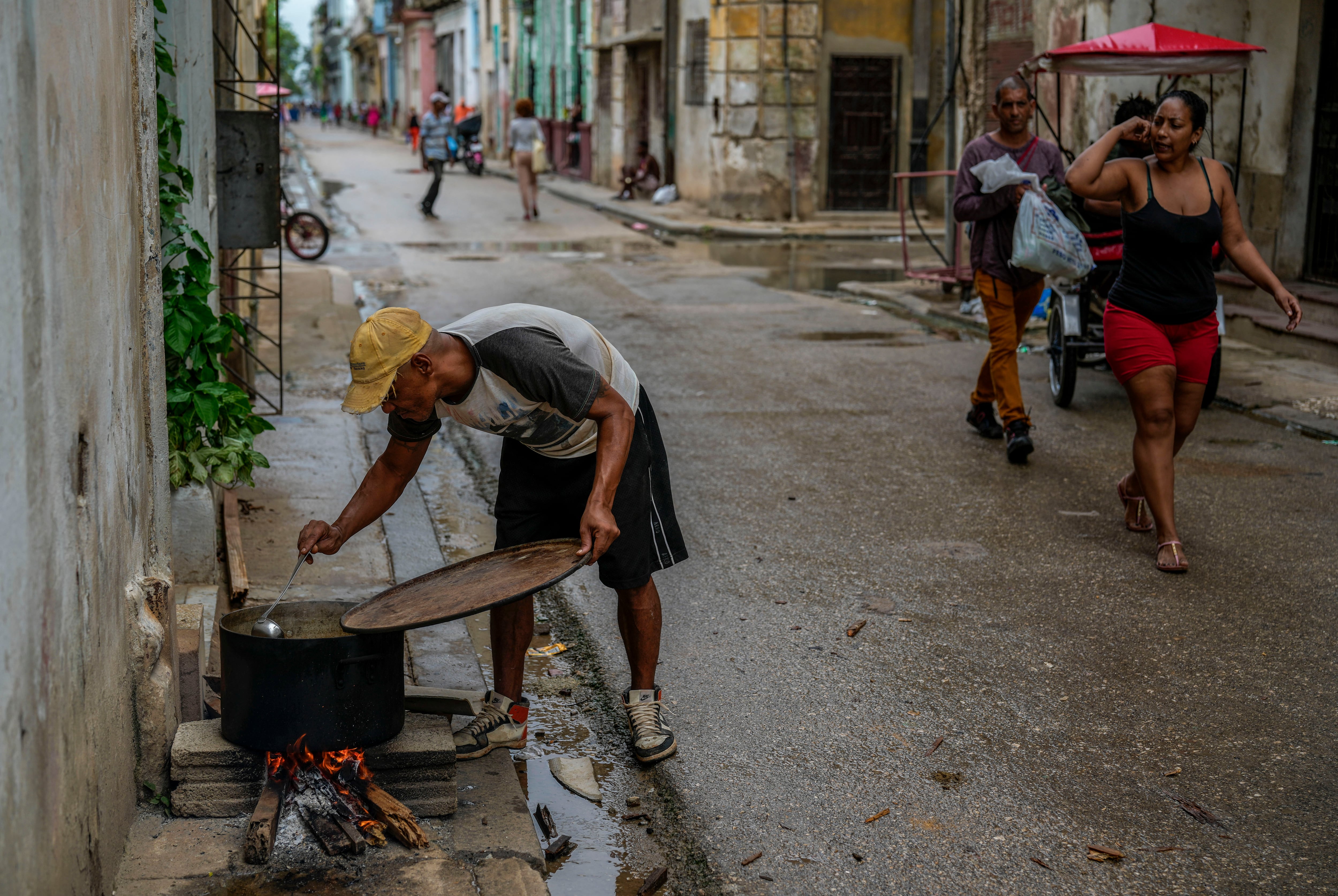 En medio de los apagones masivos, muchos cubanos se ven obligados a cocinar en la calle (Foto AP/Ramón Espinosa)
