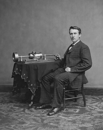Edison junto a su fonógrafo,