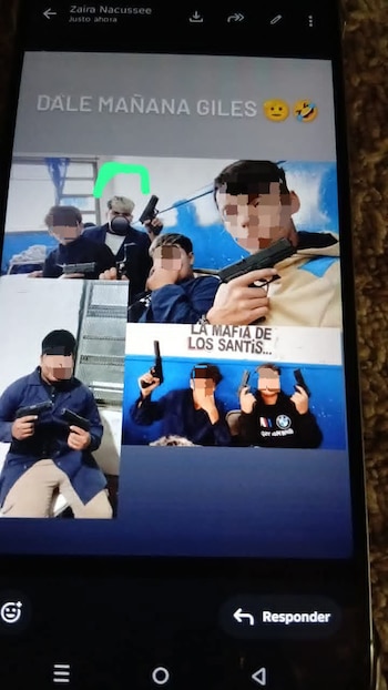 Captura de pantalla de un teléfono mostrando un collage de cuatro imágenes. Múltiples personas con rostros oscurecidos sostienen pistolas