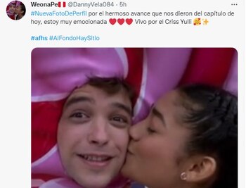 Usuarios reaccionan al beso que