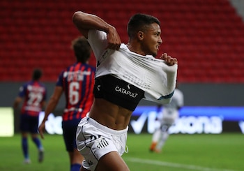 Marcos Leonardo celebra su golazo,