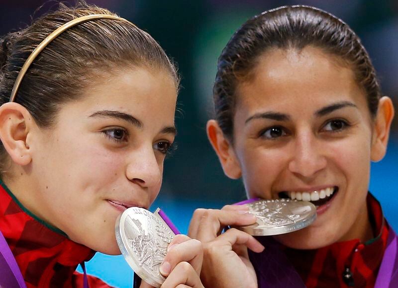 Foto de archivo de Alejandra Orozco y Paola Espinosa mordiendo su medalla de plata obtenida en los Juegos Olímpicos de Londres 2012. Centro Acuático, Londres. 31 de Julio de 2012.REUTERS/Jorge Silva