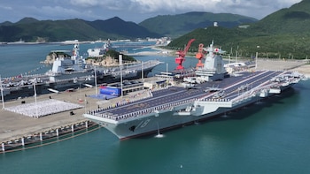 El portaaviones chino Fujian atraviesa el estrecho de Taiwán mientras la isla realiza maniobras de defensa