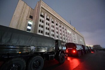 Camiones militares cerca de la