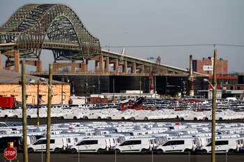 Imagen de archivo de vehículos aparcados en el puerto de Newark, Nueva Jersey, EEUU, Febrero 19, 2019. REUTERS/Eduardo Munoz