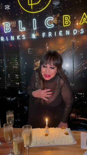 Moria Casán, soplando las velitas,