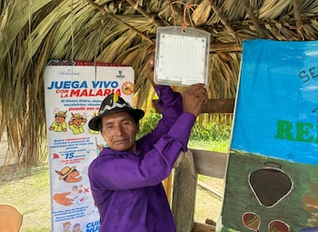 Un indígena muestra la instalación de un dispositivo inocuo, de fácil instalación y que puede mantener su efecto de seis meses a un año. (Minsa)