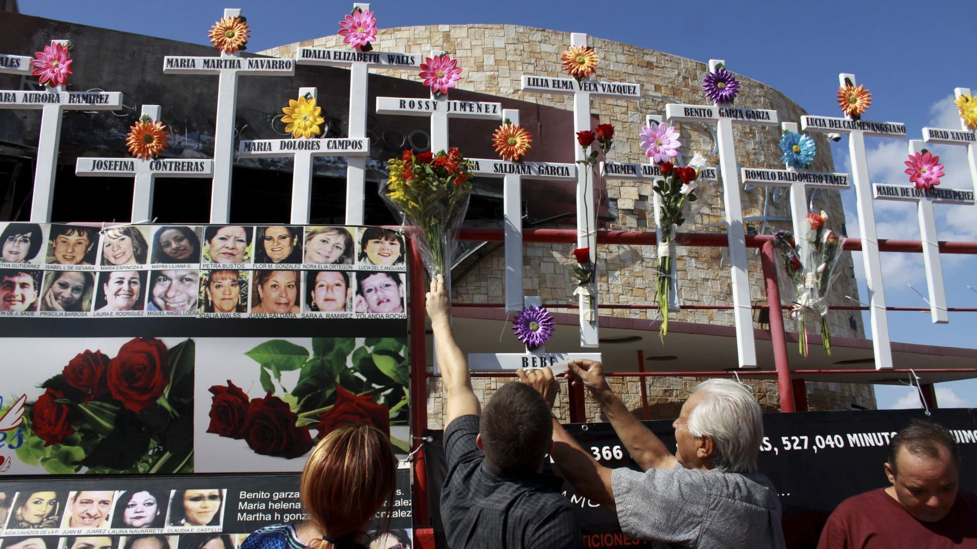 Familiares de las víctimas del incendio en casino Royale en agosto de 2020. (Foto: Cuartoscuro)