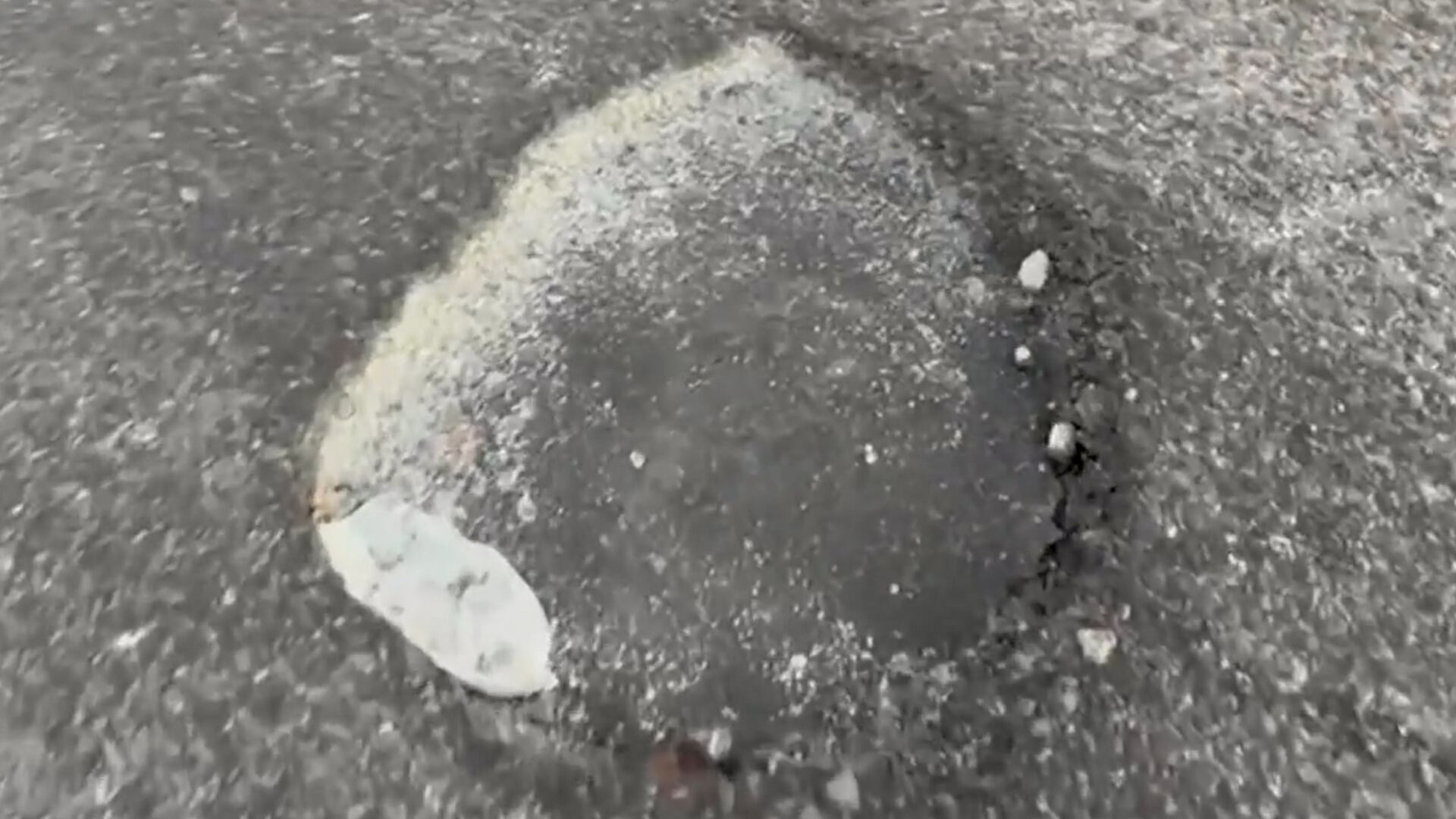 Foto de los baches congelados e Chihuahua debido a las temperaturas bajo cero