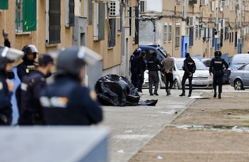 Uno de los detenidos en el marcrooperativo desplegado en El Torrejón en 2024. (A. Pérez / Europa Press)