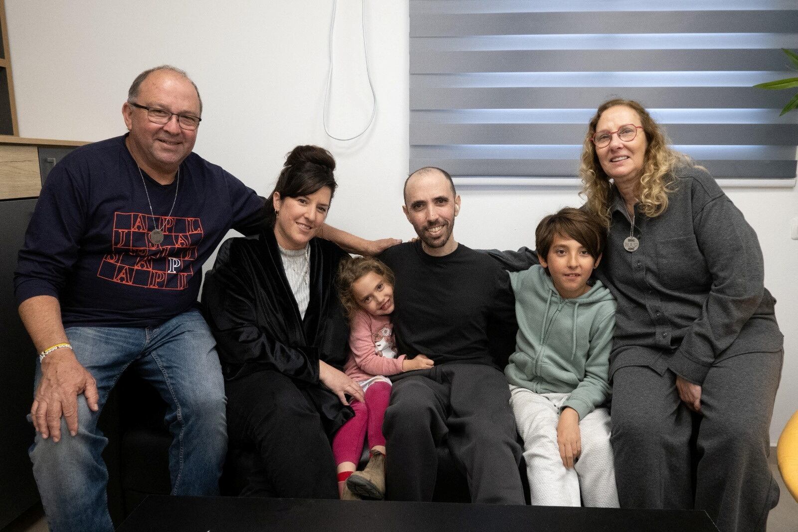 Tal Shoham se sienta con su familia el 22 de febrero de 2025 (GPO/Handout vía REUTERS)