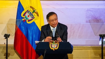 Petro llama "dictador" a Maduro