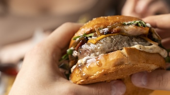 Los cocineros advierten: “Uno de los errores más habituales al hacer hamburguesas es cocinar sobre una parrilla que no ha alcanzado la temperatura óptima”