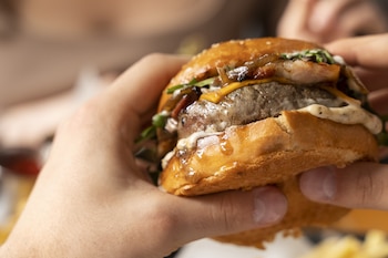 Todo el mundo sabe preparar una hamburguesa, pero hay detalles que debemos tener en cuenta si queremos hacerlo como un profesional (Magnific)