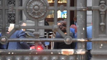 De espaldas, Cristina Kirchner al