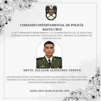 Documento con diseño floral blanco y negro, el emblema del Comando Departamental de Policía de Santa Cruz, un texto y la fotografía de un subteniente