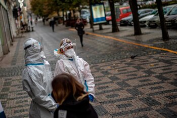 Dos sanitarios esperan la llegada