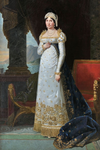 Pintura de una mujer con vestido blanco y oro, turbante, collar y pendientes de perlas, manto azul oscuro, silla roja, columna y paisaje montañoso