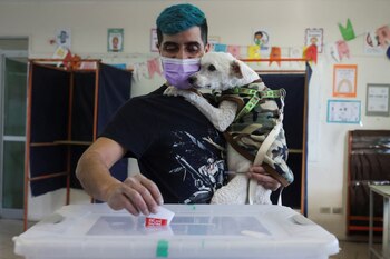 Un votante sostiene a su