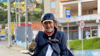 La historia de Rafael Gómez, un hombre de la tercera edad que se transporta por Bogotá en patines