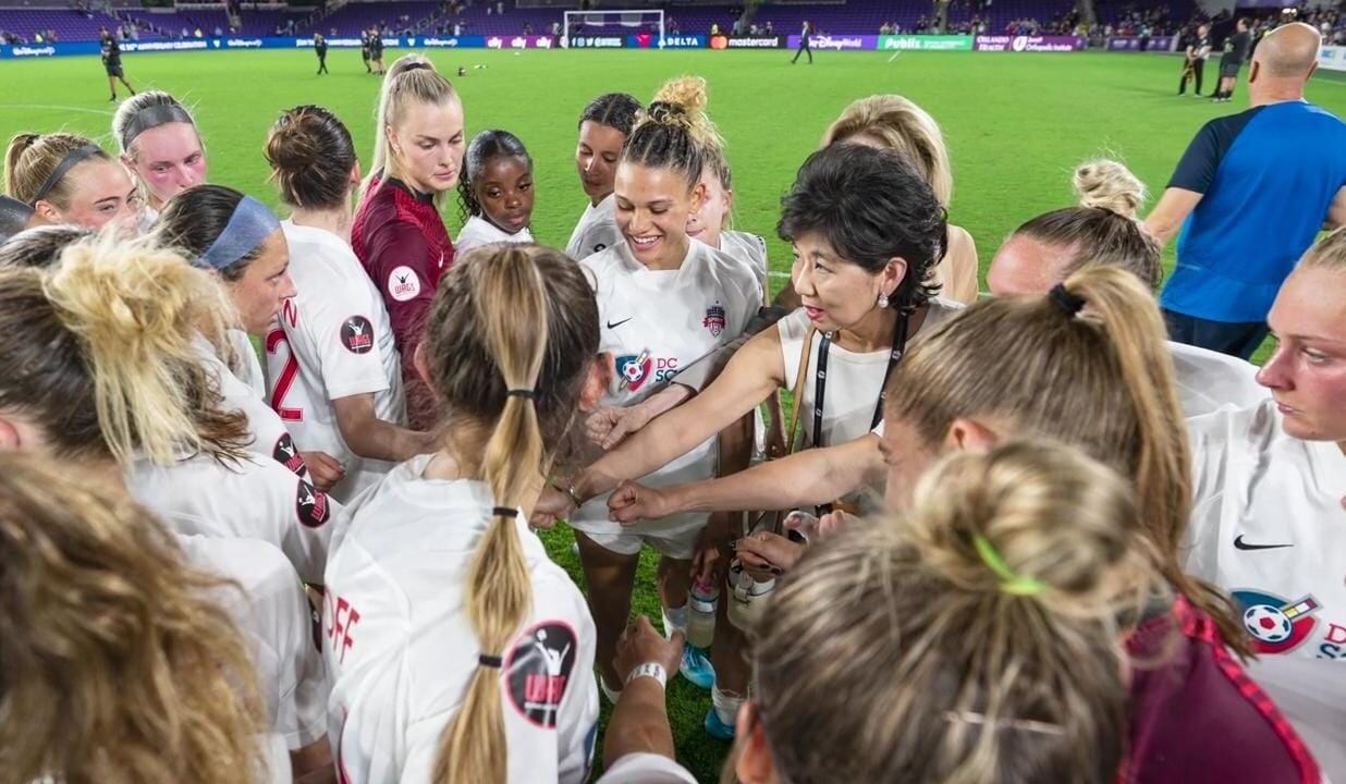 En 2025, el Washington Spirit conquistó por primera vez la NWSL Challenge Cup, consolidando su crecimiento bajo la gestión Kang (Captura de video: YouTube)