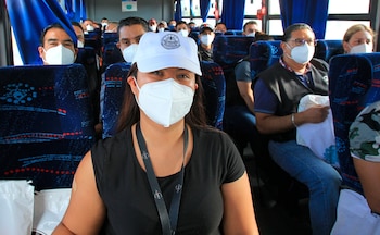 Varias personas son transportadas para recibir la vacuna Johnson & Johnson de una sola dosis contra la covid en Ciudad Juárez, estado de Chihuahua (Foto: Luis Torres/EFE)