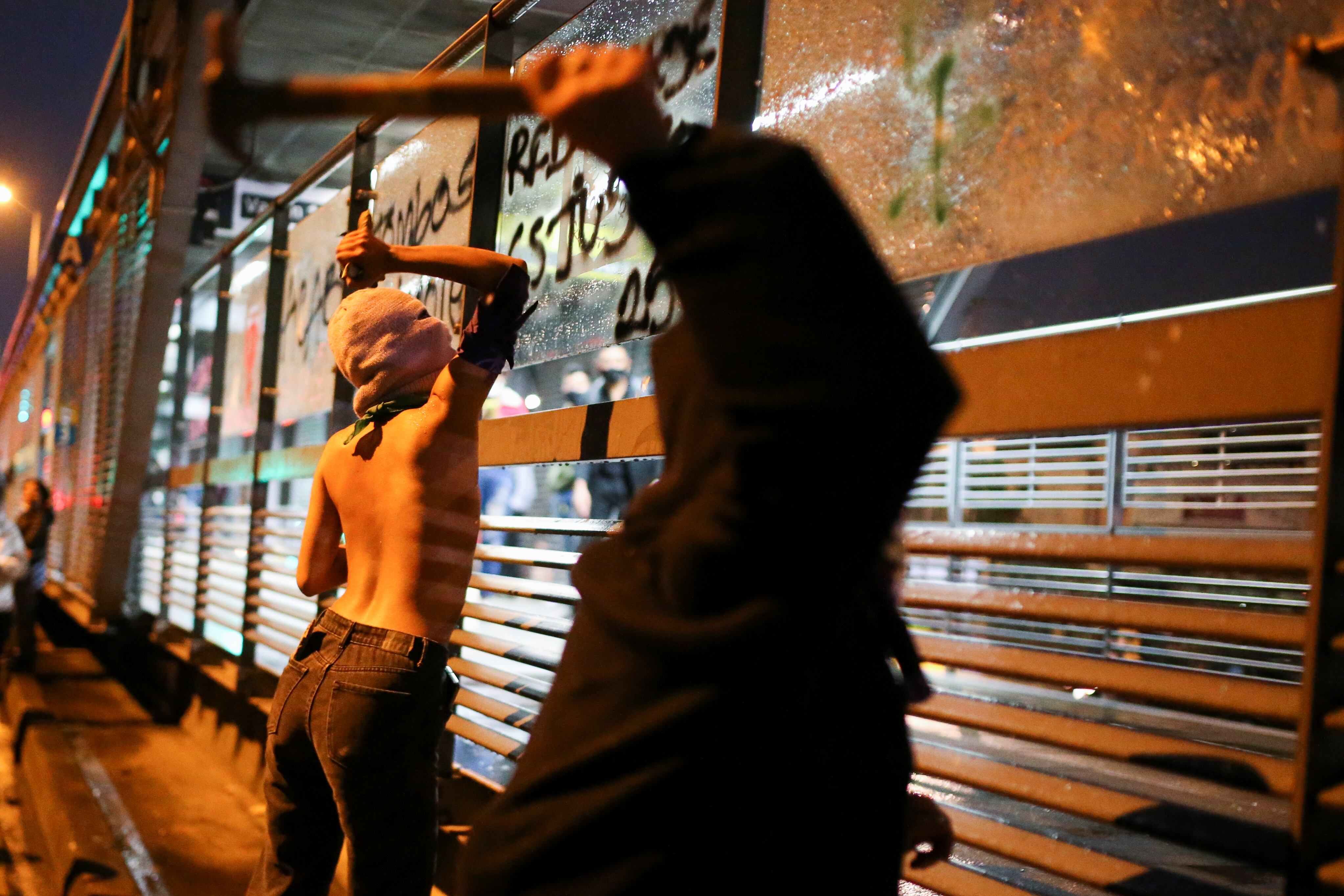 Discrepancias entre reforzar la seguridad del transporte y los temores de que se vulneren derechos fundamentales. La confrontación política surge tras recientes bloqueos y actos vandálicos en la ciudad - crédito Luisa Gonzalez / Reuters