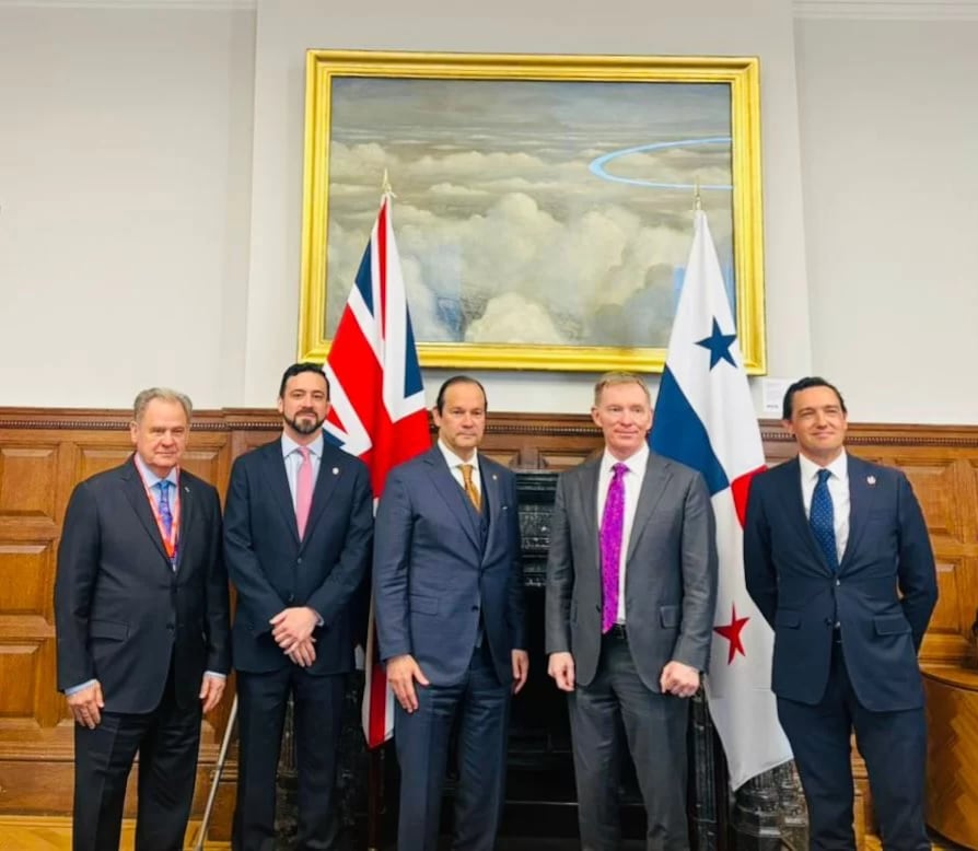 Javier Eduardo Martínez-Acha Vásquez, ministro de Relaciones Exteriores de Panamá, y Chris Bryant, ministro de Política Comercial y Seguridad Económica del Reino Unido, participaron en Londres en una reunión donde se reiteró el interés británico en financiar el ferrocarril Panamá-Paso Canoas y ampliar la cooperación bilateral en infraestructura. Tomada de Cancillería