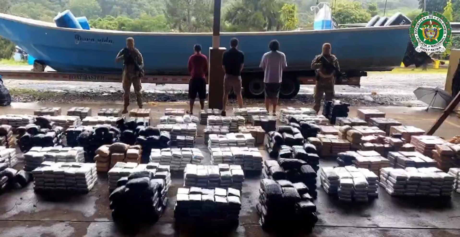 Las organizaciones del narcotráfico utilizan embarcaciones artesanales y lanchas rápidas para transportar cargamentos por las costas centroamericanas. crédito @DirectorPolicia/X