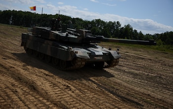 El K2 Black Panther alcanza hasta 70 km/h en carretera y 50 km/h en terrenos accidentados, con una suspensión hidroneumática ajustable para las exigencias geográficas del Perú. REUTERS/Kacper Pempel