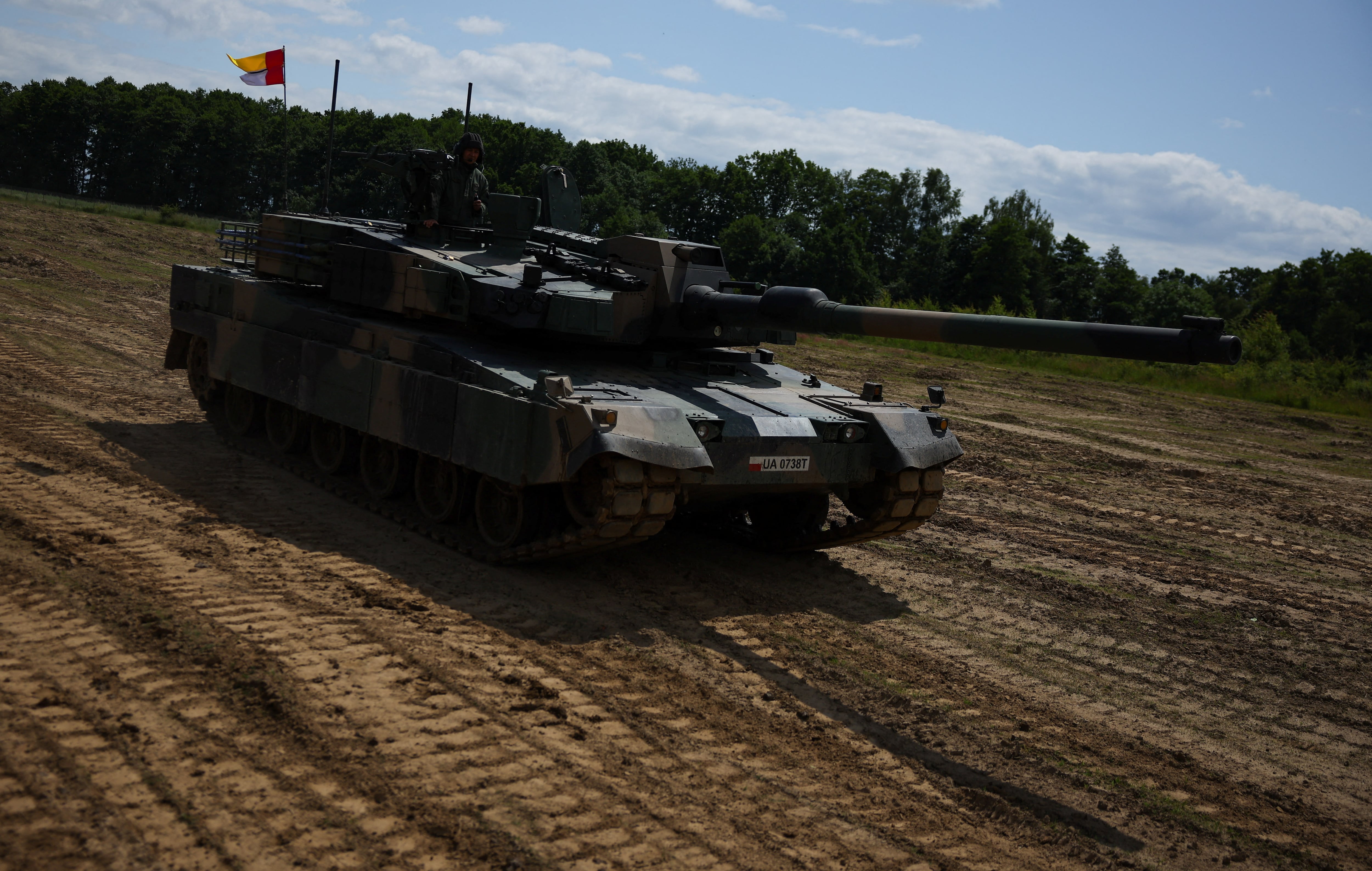 El K2 Black Panther alcanza hasta 70 km/h en carretera y 50 km/h en terrenos accidentados, con una suspensión hidroneumática ajustable para las exigencias geográficas del Perú. REUTERS/Kacper Pempel